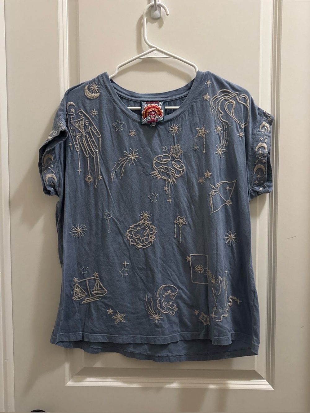 johnny was zodiac star print blue embroidered Crewneck T shirt size medium Boho